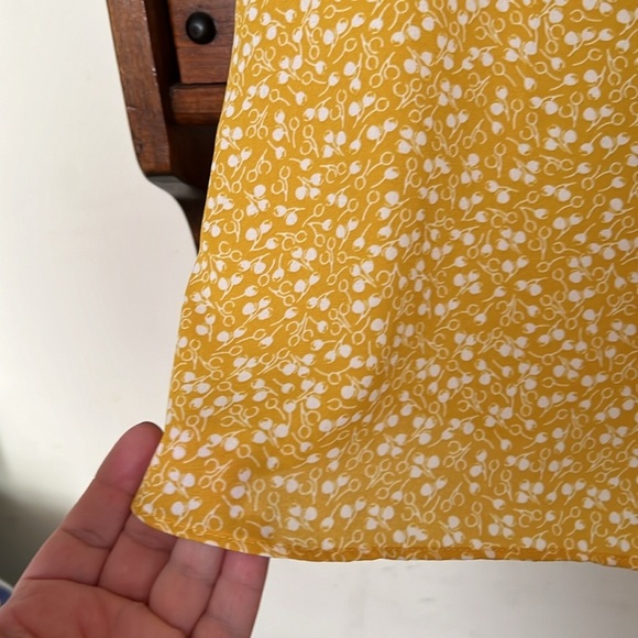 LOFT Golden Rod Yellow/White Floral Pattern Ruffle Sleeve Top, Size Large, GUC. - Picture 5 of 7